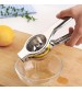 Dụng cụ vắt chanh tiện lợi bằng inox